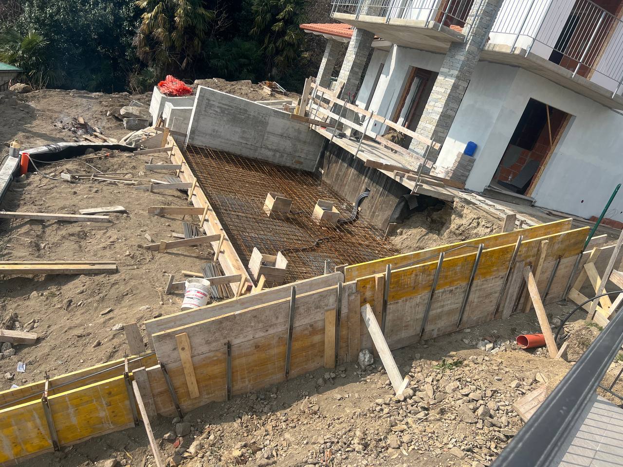 Costruzione di marciapiedi e cortili
